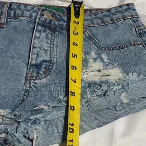 Signature 8 jean shorts - Picture 8 of 10